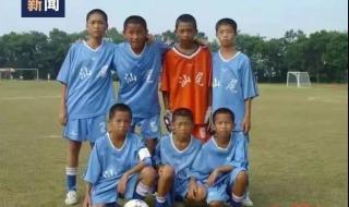 独腿男子拄拐飞奔射门