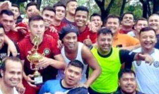 小罗晒梅西庆祝夺冠照 小罗晒梅西庆祝夺冠照