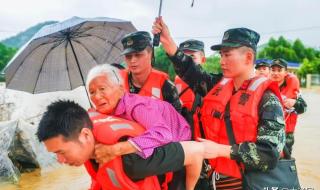 救援官兵满身泥泞吃饭