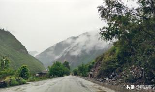 救援官兵满身泥泞吃饭